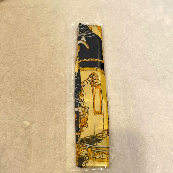 🆕NIP: Twilly Multipurpose Silk/Polyester blend Scarf-Black/Gold & Creamy Yellow - Picture 2 of 3